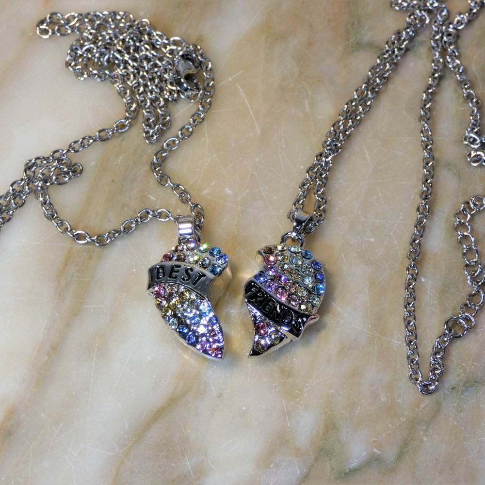2 Best Friends necklaces - 2 half hearts that fit together - gift box for BFF